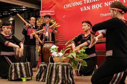 Bài 2 - Tiếp nối và định vị không gian văn hóa mới