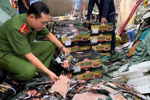 Hà Nội: Phát hiện gần 1,7 tấn xúc xích không nguồn gốc chuẩn bị tuồn ra thị trường
