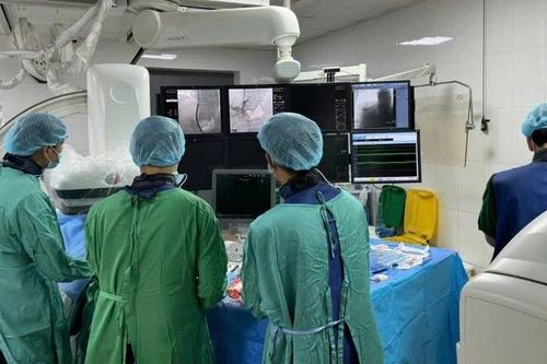 Bộ Y tế đề xuất tăng phụ cấp gấp 3 lần cho bác sĩ phẫu thuật