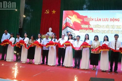 Hào hứng với triển lãm lưu động 'Hoàng Sa, Trường Sa của Việt Nam - Những bằng chứng lịch sử và pháp lý'