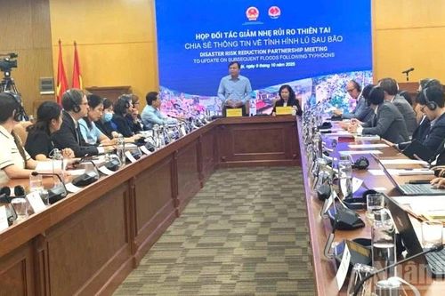 Tăng cường phối hợp ứng phó, hỗ trợ khẩn cấp người dân vùng lũ sau bão số 11