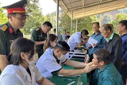 Điện Biên: Khám bệnh, cấp thuốc cho người dân vùng lũ xã Xa Dung