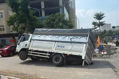 Làm rõ nguyên nhân 'hố tử thần' khiến 2 ô-tô bị sụt tại Hà Nội