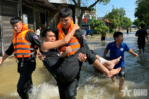 Trung đoàn Cảnh sát Cơ động Thủ đô ra quân hỗ trợ nhân dân khắc phục hậu quả bão số 11