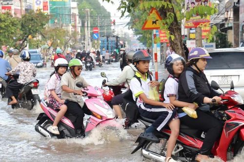 TP Cần Thơ: Người dân chật vật đối phó với lũ kết hợp triều cường