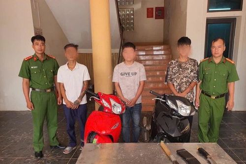 Bắt 'bộ tứ' côn đồ dùng hung khí gây thương tích cho người dân