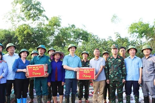 Chủ tịch tỉnh Bắc Ninh động viên lực lượng gia cố đê bối Đầu Hàn chống lũ