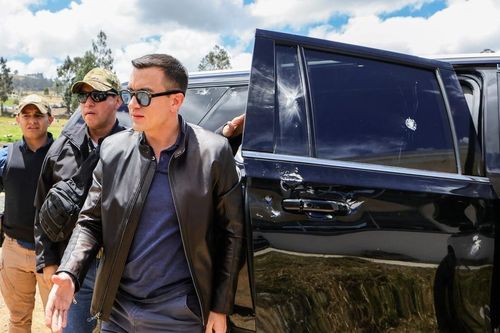 Xe chở Tổng thống Ecuador bị 500 người tấn công: Quốc gia Nam Mỹ xác định là hành động khủng bố, các láng giềng lên án vụ việc