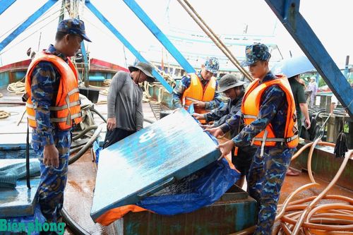 Phát hiện 2 tàu cá vận chuyển gần 90.000 lít dầu trái phép trên biển