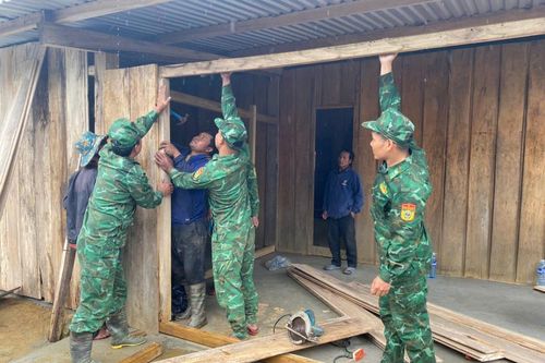 Đồn Biên phòng Ga Ry hỗ trợ gia đình khó khăn sửa chữa nhà ở