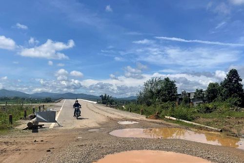 Quảng Ngãi: Đường dẫn dài hơn 1km thi công 6 năm chưa xong, dân 'dài cổ' chờ ngày hoàn thành