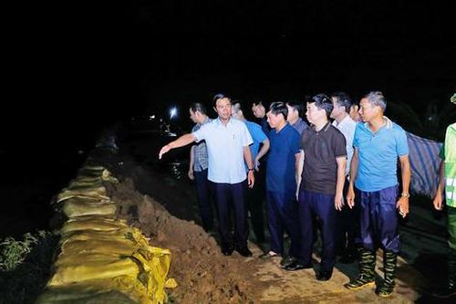 Bắc Ninh: Hàng nghìn người trắng đêm gia cố đê, căng mình ứng phó lũ lớn trên sông Cầu