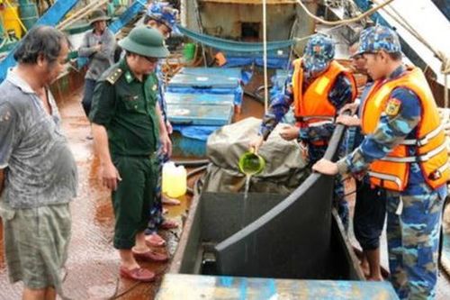 Phát hiện 2 tàu cá vận chuyển trái phép hơn 80.000 lít dầu trên biển