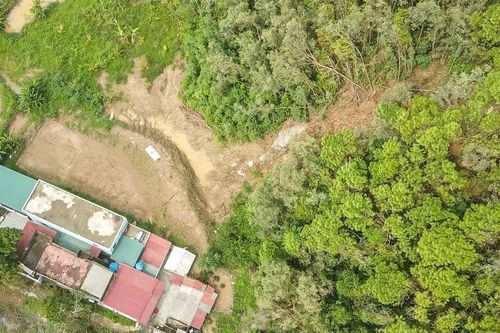 Sống bất an dưới chân núi sạt lở, 'cứ mưa bão là phải đi khỏi nhà'