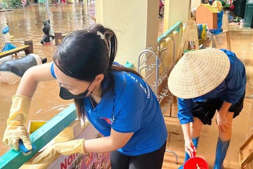 Tuổi trẻ Bắc Ninh lội bùn hỗ trợ người dân trong bão lũ