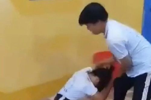 Nam sinh lớp 8 đánh bạn nữ trong lớp, công an vào cuộc
