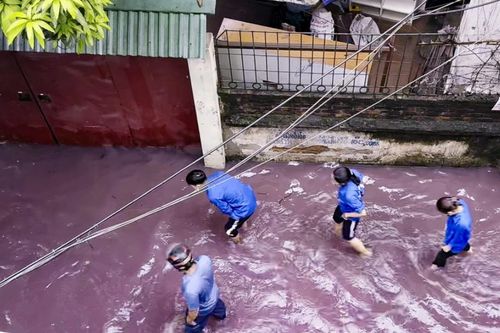 Chủ tịch Hà Nội chỉ đạo kiểm tra dòng nước đỏ bốc mùi chảy vào nhà dân