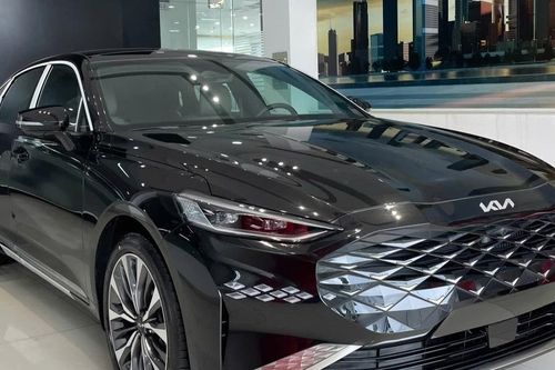 Sedan hàng hiếm Kia K8 xuất hiện tại Việt Nam