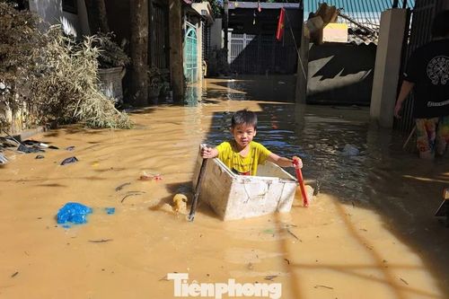 Người dân Thái Nguyên gồng mình giữa bốn bề nước lũ