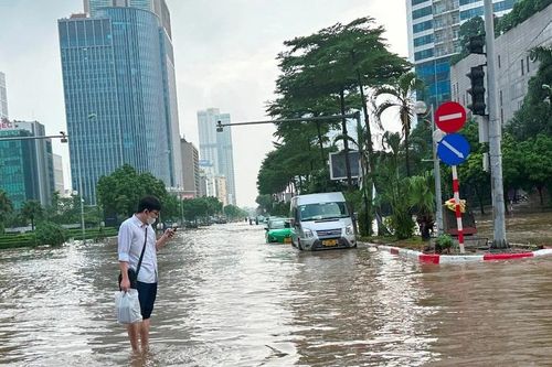 Sau 3 ngày mưa, Hà Nội còn nhiều điểm ngập, có nơi sâu 1m