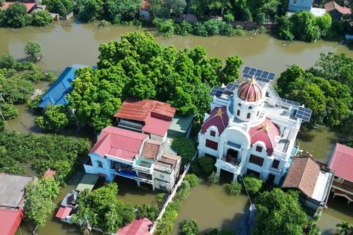 Biệt thự chìm trong biển nước, làng Quả Cảm thành 'ốc đảo' giữa Bắc Ninh