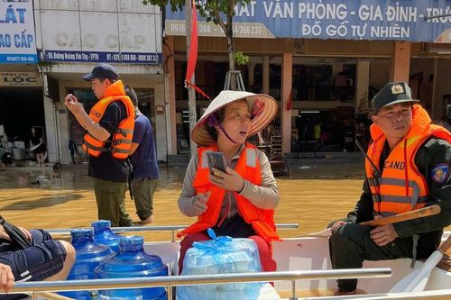 Chiến sĩ Cảnh sát cơ động hỗ trợ bà con vùng tâm lũ Thái Nguyên