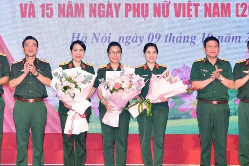 Buổi mít tinh đặc biệt của các bóng hồng áo lính