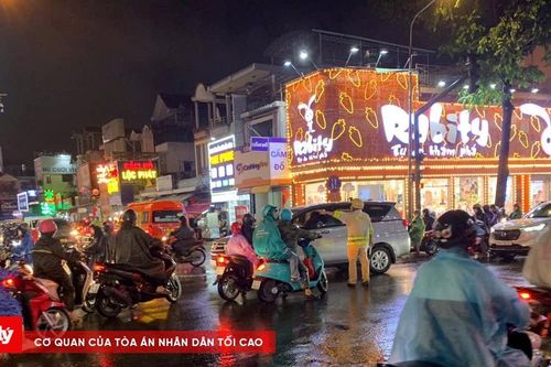 CSGT TP.HCM tăng cường hỗ trợ mùa mưa bão