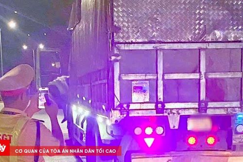 Phát hiện ô tô quá tải chất đầy rác thải công nghiệp