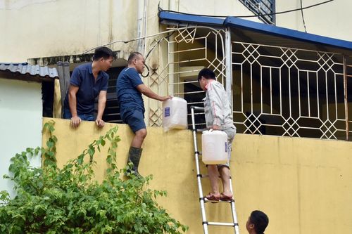 Thái Nguyên ngập chưa từng có: Bắc thang, trèo tường tiếp tế cơm cho trẻ mắc kẹt
