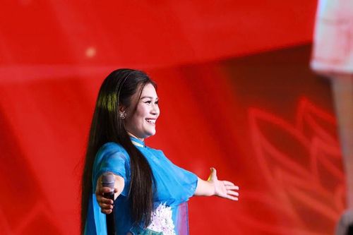 'Giọng opera số 1 Việt Nam' gây ấn tượng mạnh khi hát dưới Cột cờ Hà Nội