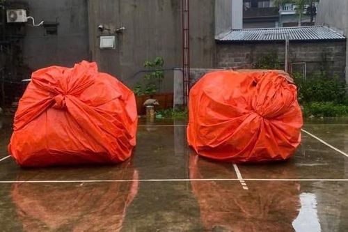 Bọc bạt kín như bưng, hai ô tô ở Thái Nguyên vẫn 'mất tích' trong mưa ngập