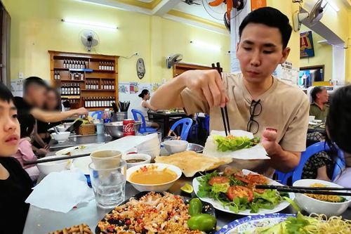 Khách Nhật thử món 'ăn tươi nuốt sống' ở Việt Nam, từ lo lắng đến nức nở khen