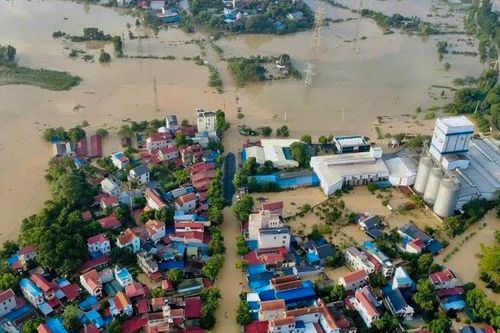 Gần 10 nghìn dân Hà Nội bị cô lập do lũ, cảnh tượng 50 năm chưa từng thấy