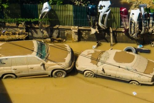 Loạt ô tô 'tan nát' sau khi nổi lên từ bùn lầy ở Thái Nguyên
