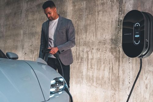 Chủ xe Porsche tức giận kiện hãng xe Đức vì bộ sạc tại nhà 'không như quảng cáo'