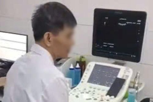 Bệnh viện lý giải việc bác sĩ vừa siêu âm vừa xem bóng đá trên điện thoại
