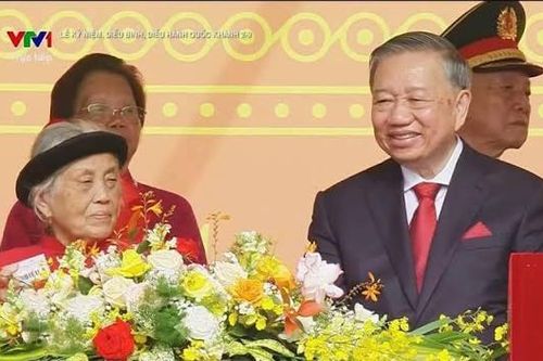 Gặp lại Mẹ Việt Nam Anh hùng ngồi cạnh Tổng Bí thư trong lễ diễu binh tại Quảng trường Ba Đình