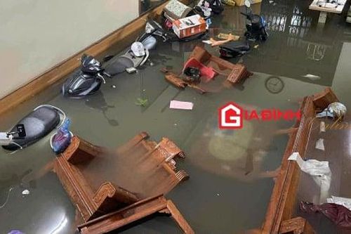 Ảnh ngập lụt ở Thái Nguyên: Xe máy, tủ lạnh ngâm trong nước