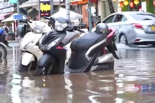 Cần Thơ: Đời sống sinh hoạt người dân đảo lộn vì triều cường cao gần kỷ lục