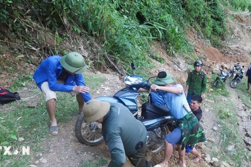 Sau lũ dữ, người Ơ Đu hỗ trợ nhau di chuyển nhà ra khỏi khu sạt lở suối Nậm Ngân