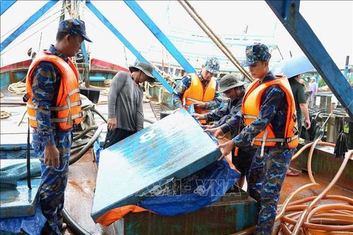 Liên tiếp phát hiện hai tàu cá vận chuyển dầu trái phép trên biển