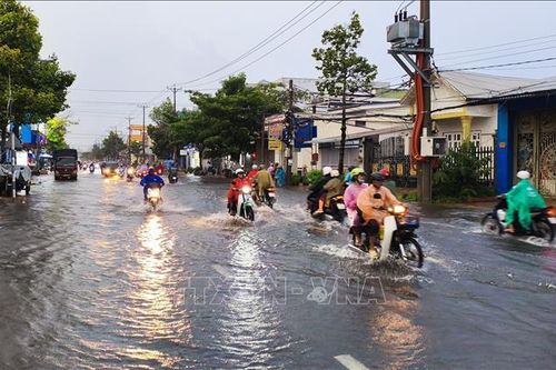 Triều cường ở Cần Thơ vượt báo động 3, mưa to khiến giao thông khó khăn