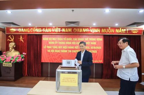 Hội Luật gia Việt Nam ủng hộ đồng bào vùng bão lũ, trao tặng huy hiệu Đảng cho đảng viên ưu tú