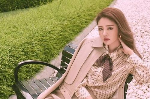 Mỹ nhân đình đám showbiz, hiếm hoi xuất hiện với diện mạo khác lạ sau 3 năm chồng bị bắt