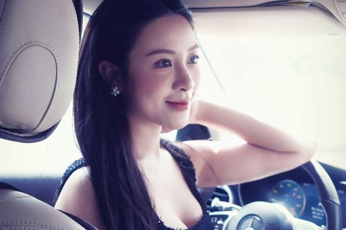 Vợ Phan Văn Đức khiến dân mạng 'ngẩn ngơ' vì loạt ảnh nóng bỏng trên xe Mercedes