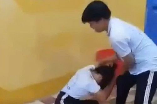 Nam sinh lớp 8 có hành động gây phẫn nộ với bạn nữ ngay trong lớp học
