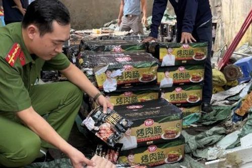 Hà Nội: Phát hiện gần 1,7 tấn xúc xích nhập lậu chuẩn bị tuồn ra thị trường
