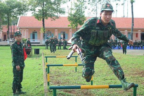 Trung đoàn 20 kiểm tra thể lực sĩ quan và quân nhân chuyên nghiệp