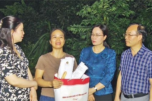 Đoàn Đại biểu Quốc hội tỉnh hỗ trợ khẩn cấp người dân xã Đồng Kỳ bị ảnh hưởng bởi mưa lũ